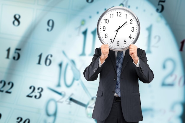 Geschäftsmann hält Uhr am Kopf, Business Clock Concept