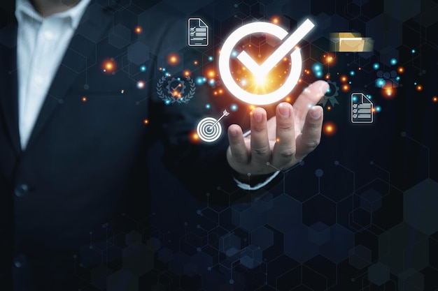 Geschäftsmann hält und zeigt die beste Qualitätssicherung für Garantieprodukte und ISO-Servicekonzept. Konzept der Garantiequalitätssicherung für Kunden