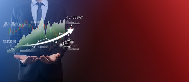 Geschäftsmann hält Verkaufsdaten und Wirtschaftswachstumsdiagramm. Unternehmensplanung und Strategie. Analyse des Börsenhandels. Finanz- und Bankwesen. Digitales Marketing der Technologie. Profit und Wachstumsplan.