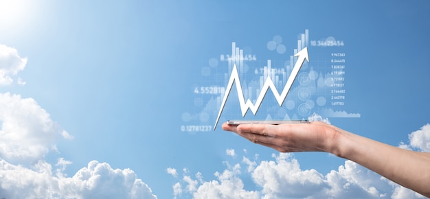 Geschäftsmann hält Verkaufsdaten und Wirtschaftswachstumsdiagramm. Unternehmensplanung und Strategie. Analyse des Börsenhandels. Finanz- und Bankwesen. Digitales Marketing der Technologie. Profit und Wachstumsplan.