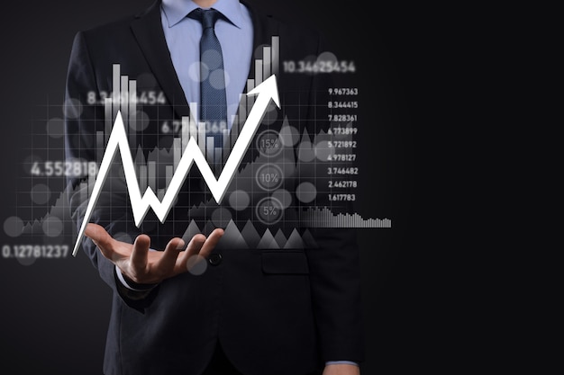 Geschäftsmann hält Verkaufsdaten und Wirtschaftswachstumsdiagramm. Unternehmensplanung und Strategie. Analyse des Börsenhandels. Finanz- und Bankwesen. Digitales Marketing der Technologie. Profit und Wachstumsplan.