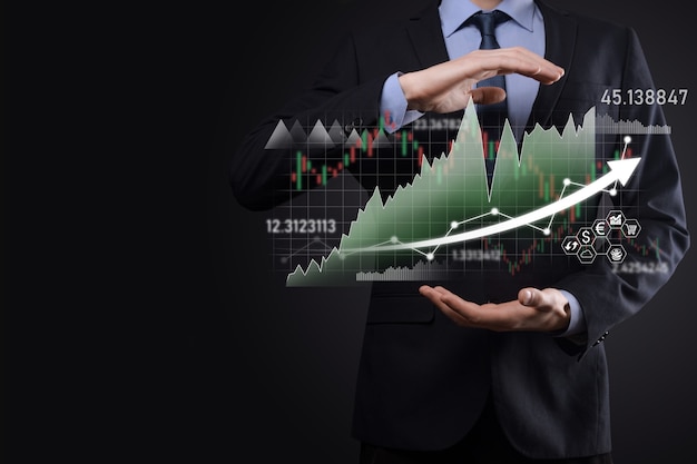 Geschäftsmann hält Verkaufsdaten und Wirtschaftswachstumsdiagramm. Unternehmensplanung und Strategie. Analyse des Börsenhandels. Finanz- und Bankwesen. Digitales Marketing der Technologie. Profit und Wachstumsplan.