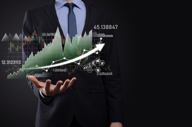 Geschäftsmann hält Verkaufsdaten und Wirtschaftswachstumsdiagramm. Unternehmensplanung und Strategie. Analyse des Börsenhandels. Finanz- und Bankwesen. Digitales Marketing der Technologie. Profit und Wachstumsplan.