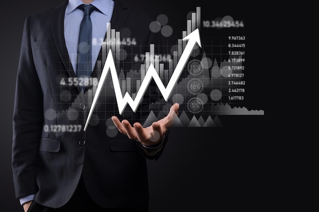 Geschäftsmann hält Verkaufsdaten und Wirtschaftswachstumsdiagramm. Unternehmensplanung und Strategie. Analyse des Börsenhandels. Finanz- und Bankwesen. Digitales Marketing der Technologie. Profit und Wachstumsplan.