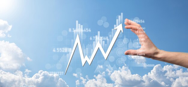 Geschäftsmann hält Verkaufsdaten und Wirtschaftswachstumsdiagramm. Unternehmensplanung und Strategie. Analyse des Börsenhandels. Finanz- und Bankwesen. Digitales Marketing der Technologie. Profit und Wachstumsplan.