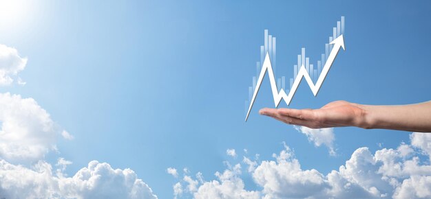 Geschäftsmann hält Verkaufsdaten und Wirtschaftswachstumsdiagramm. Unternehmensplanung und Strategie. Analyse des Börsenhandels. Finanz- und Bankwesen. Digitales Marketing der Technologie. Profit und Wachstumsplan.