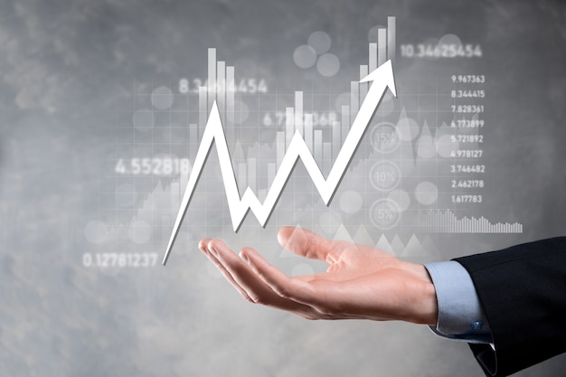 Geschäftsmann hält Verkaufsdaten und Wirtschaftswachstumsdiagramm. Unternehmensplanung und Strategie. Analyse des Börsenhandels. Finanz- und Bankwesen. Digitales Marketing der Technologie. Profit und Wachstumsplan.