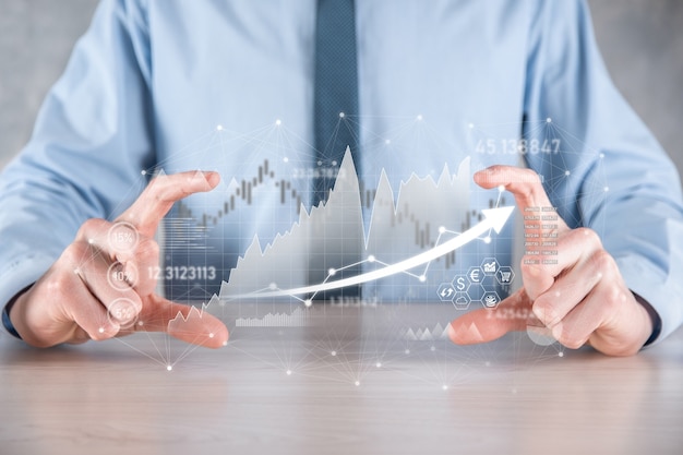 Geschäftsmann hält Verkaufsdaten und Wirtschaftswachstumsdiagramm. Unternehmensplanung und Strategie. Analyse des Börsenhandels. Finanz- und Bankwesen. Digitales Marketing der Technologie. Profit und Wachstumsplan.