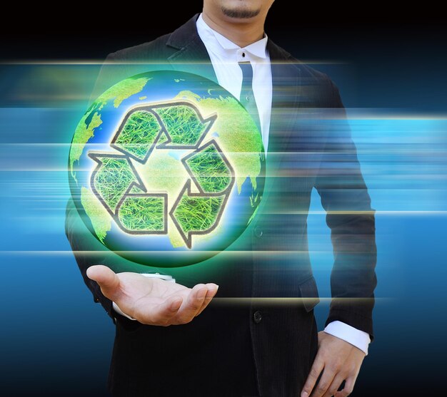 Geschäftsmann hält Welt Recycle