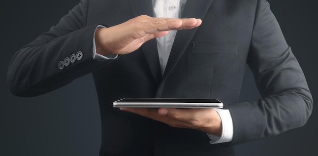 Geschäftsmann Hände halten Tablet-Touch-Computer