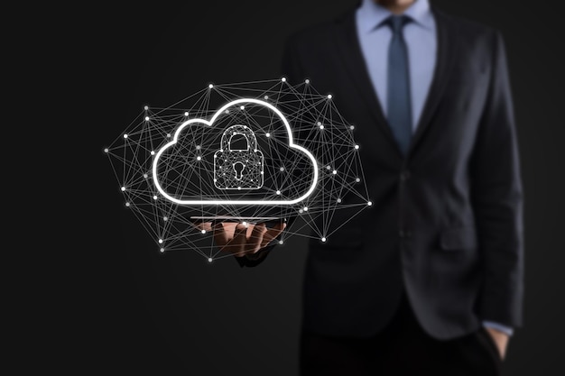 Geschäftsmann halten, Cloud-Computing-Daten und Sicherheit auf globaler Vernetzung, Vorhängeschloss und Cloud-Symbol halten. Technologie von business.cybersecurity und information oder network protection.internet project