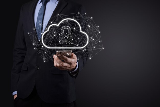 Geschäftsmann halten, Cloud-Computing-Daten und Sicherheit auf globaler Vernetzung, Vorhängeschloss und Cloud-Symbol halten. Technologie von business.cybersecurity und information oder network protection.internet project