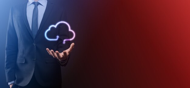 Geschäftsmann halten Cloud-Symbol. Cloud-Computing-Konzept - Smartphone mit Cloud verbinden. Computing-Netzwerk-Informationstechnologe mit Smartphone. Big-Data-Konzept.