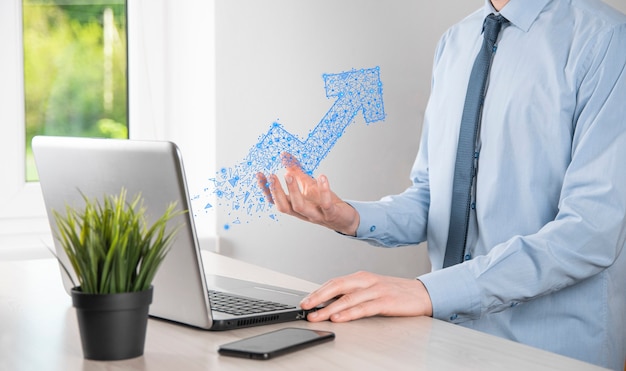 Geschäftsmann halten Diagramm, Pfeil des positiven Wachstumssymbols.zeigt auf kreatives Geschäftsdiagramm mit Aufwärtspfeilen.Finanz-, Geschäftswachstumskonzept.Low polygonal.erhöhter Umsatz oder erhöhter Wert