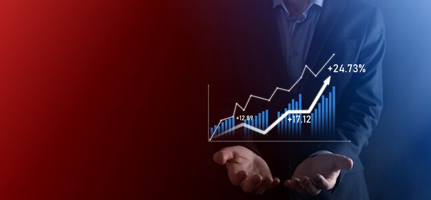 Geschäftsmann halten Zeichnung auf dem Bildschirm wachsende Grafik, Pfeil des positiven Wachstumssymbols. Zeigen auf kreatives Geschäftsdiagramm mit Aufwärtspfeilen. Finanzielles, Geschäftswachstumskonzept.