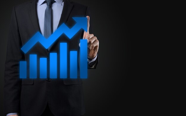 Geschäftsmann halten Zeichnung auf dem Bildschirm wachsende Grafik, Pfeil des positiven Wachstumssymbols. Zeigen auf kreatives Geschäftsdiagramm mit Aufwärtspfeilen. Finanzielles, Geschäftswachstumskonzept.