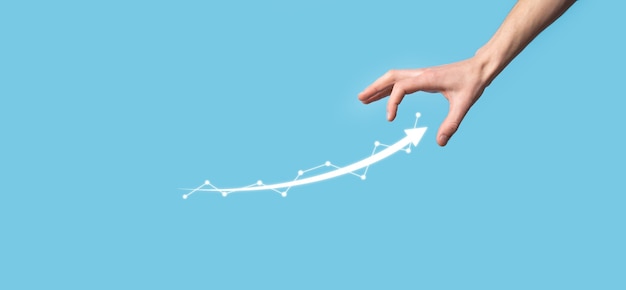 Foto geschäftsmann halten zeichnung auf dem bildschirm wachsenden diagramm, pfeil des positiven wachstumssymbols