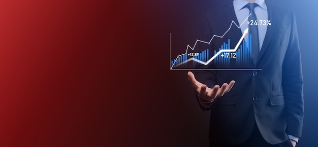 Geschäftsmann halten Zeichnung auf wachsendem Diagramm des Bildschirms, Pfeil des positiven Wachstums icon.pointing auf kreatives Geschäftsdiagramm mit Aufwärtspfeilen.Finanzen, Geschäftswachstumskonzept.