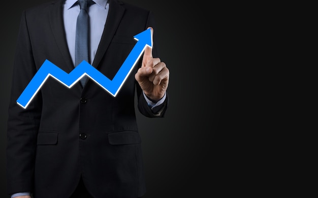 Geschäftsmann halten Zeichnung auf wachsendem Diagramm des Bildschirms, Pfeil des positiven Wachstums icon.pointing auf kreatives Geschäftsdiagramm mit Aufwärtspfeilen.