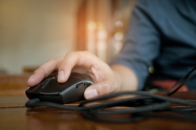 Geschäftsmann, Hand auf Maus, Manngebrauchscomputer für das Arbeiten