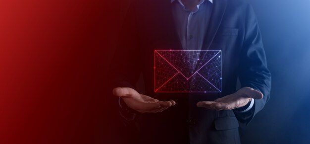 Geschäftsmann Hand hält E-Mail-Symbol, Kontaktieren Sie uns per Newsletter-E-Mail und schützen Sie Ihre persönlichen Daten vor Spam-Mail