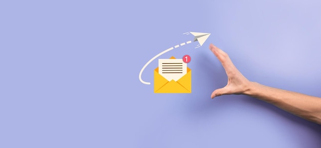 Geschäftsmann Hand mit BriefsymbolE-Mail-SymboleKontaktieren Sie uns per Newsletter-E-Mail und schützen Sie Ihre persönlichen Daten vor Spam-MailKundenservice-Callcenter kontaktieren Sie unsE-Mail-Marketing-Newsletter