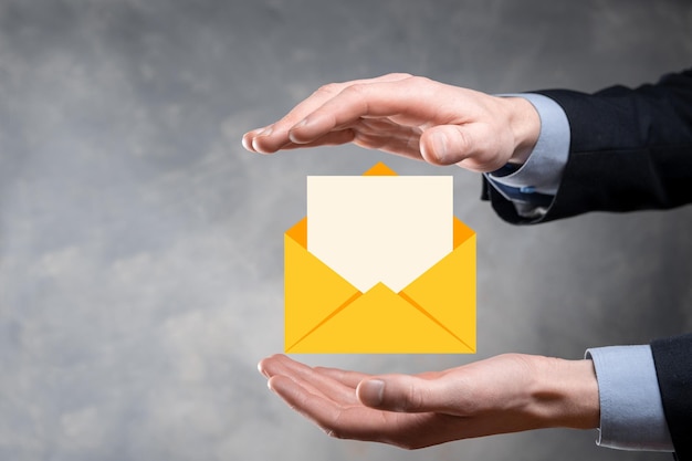 Foto geschäftsmann hand mit e-mail-symbol kontaktieren sie uns per newsletter-e-mail und schützen sie ihre persönlichen daten vor spam-mail kundendienst-callcenter kontaktieren sie uns konzept