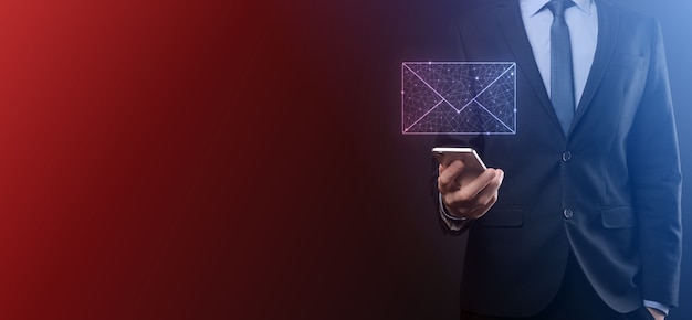 Geschäftsmann Hand mit E-Mail-Symbol, kontaktieren Sie uns per Newsletter-E-Mail und schützen Sie Ihre persönlichen Daten vor Spam-Mail. Kundenservice-Callcenter kontaktieren Sie uns Konzept.