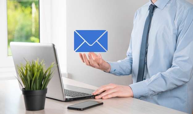 Geschäftsmann Hand mit E-Mail-Symbol, kontaktieren Sie uns per Newsletter-E-Mail und schützen Sie Ihre persönlichen Daten vor Spam-Mail. Kundenservice-Callcenter kontaktieren Sie uns Konzept.