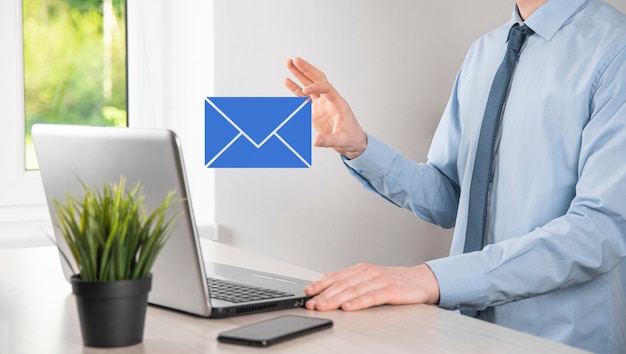 Geschäftsmann Hand mit E-Mail-Symbol, kontaktieren Sie uns per Newsletter-E-Mail und schützen Sie Ihre persönlichen Daten vor Spam-Mails Kundenservice-Callcenter kontaktieren Sie uns Konzept.