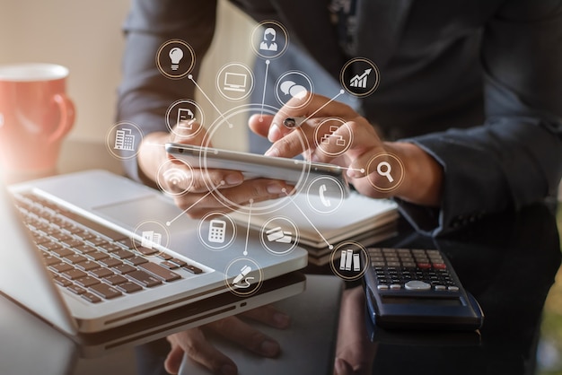 Geschäftsmann Hand mit Tablet-Zahlungen Online-Shopping, Omni-Channel, digitaler Tablet-Docking-Tastaturcomputer im Büro im Sonnenlicht.