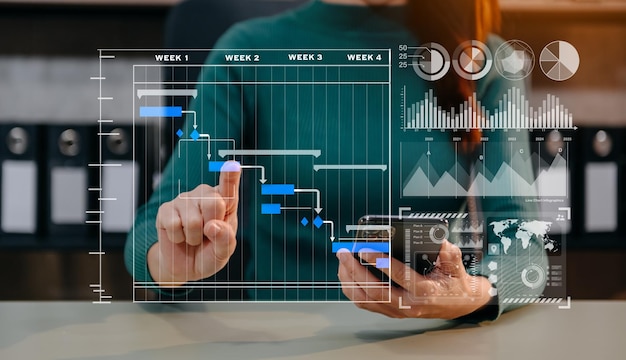 Geschäftsmann Hand Projektmanager Arbeits- und Aktualisierungsaufgaben und Gantt-Diagramm Planung virtuelles Diagramm mit Smartphone-Tablet und Laptop in officexA