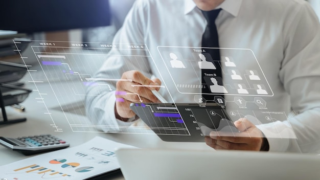 Geschäftsmann Hand Projektmanager Arbeits- und Aktualisierungsaufgaben und Gantt-Diagramm Planung virtuelles Diagramm mit Tablet und Laptop im Büro