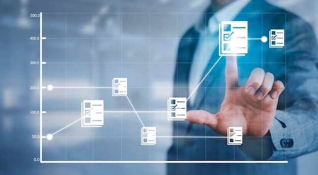 Geschäftsmann Hand-Touch-Ordner von Document Management System Online-Dokumentationsdatenbank und Prozessautomatisierung zur effizienten Verwaltung von Dateien Arbeitswissen Corporate Business-Technologie