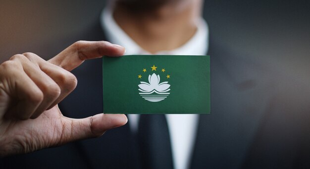 Geschäftsmann Holding Card Macau Flagge