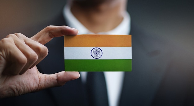 Geschäftsmann Holding Card of Indien Flagge