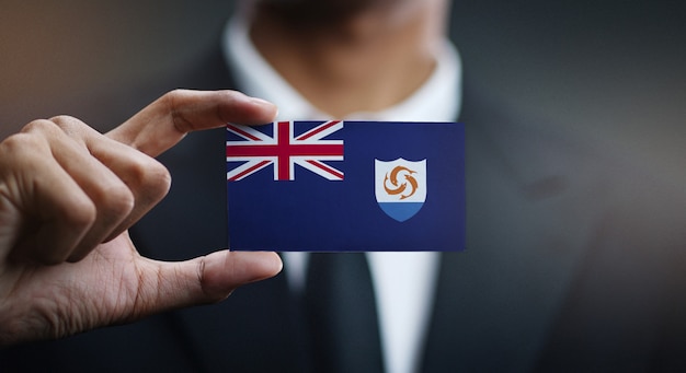 Geschäftsmann Holding Card von Anguilla Flagge