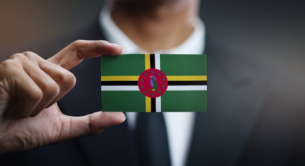 Geschäftsmann Holding Card von Dominica Flag