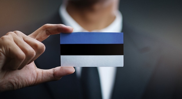 Geschäftsmann Holding Card von Estland Flagge
