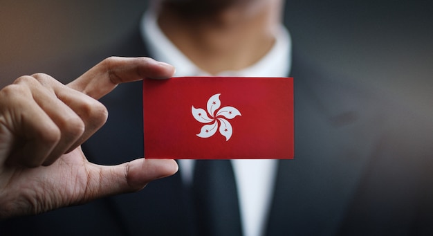 Geschäftsmann Holding Card von Hong Kong Flag