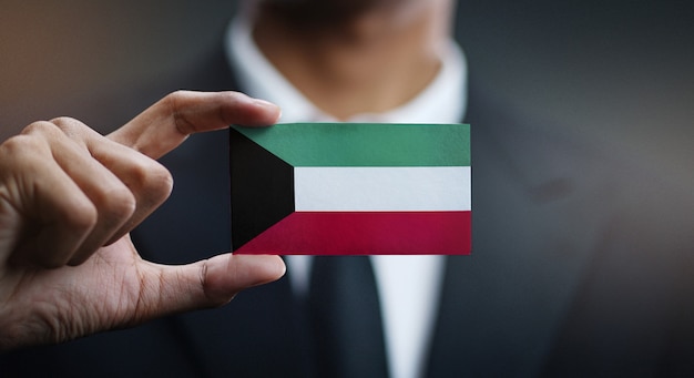 Geschäftsmann Holding Card von Kuwait-Flagge