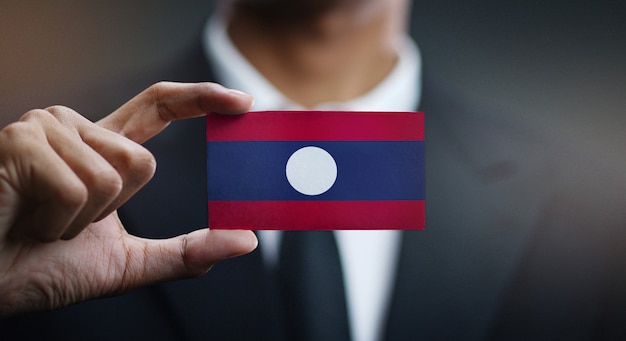 Geschäftsmann Holding Card von Laos Flagge