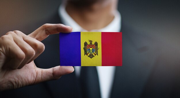 Geschäftsmann Holding Card von Moldau Flagge