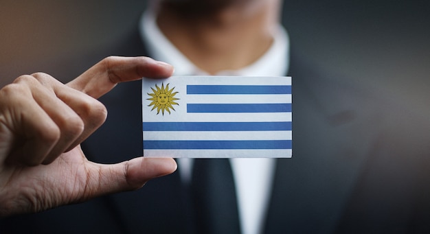 Geschäftsmann Holding Card von Uruguay-Flagge