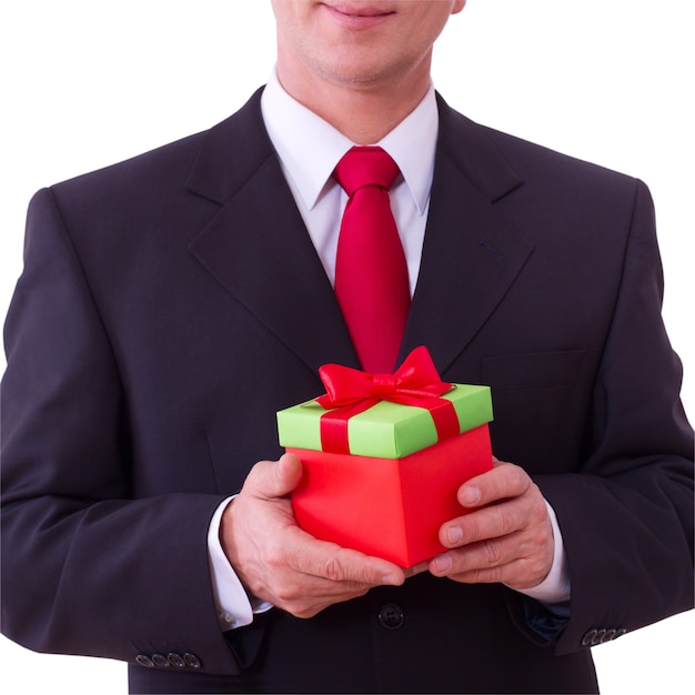 Geschäftsmann im Anzug hält eine Geschenkbox mit einem roten Band