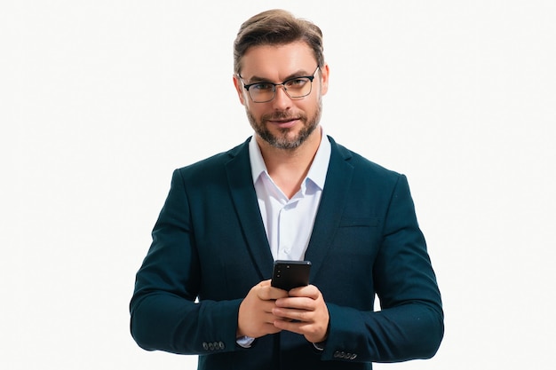 Geschäftsmann im Anzug mit Mobiltelefon isoliert auf weißem Studioporträt des Selbstvertrauens mittleren Alters