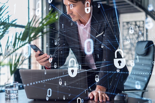 Geschäftsmann im Anzug überprüft Cybersicherheit mit Smartphone, um vertrauliche Informationen von Kunden zu schützen IT-Hologramm-Sperrsymbole über modernem Panorama-Bürohintergrund