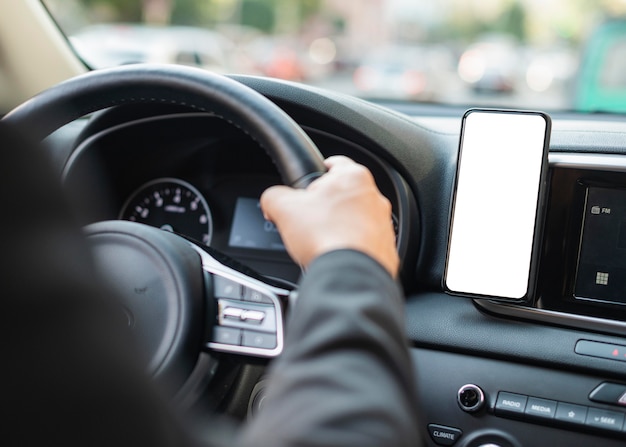 Geschäftsmann im Autofahren