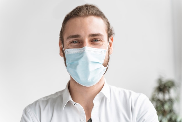 Foto geschäftsmann im büro, der maske trägt