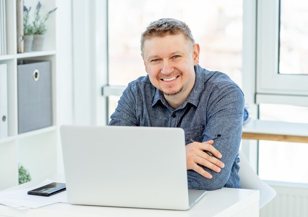 Geschäftsmann im Büro